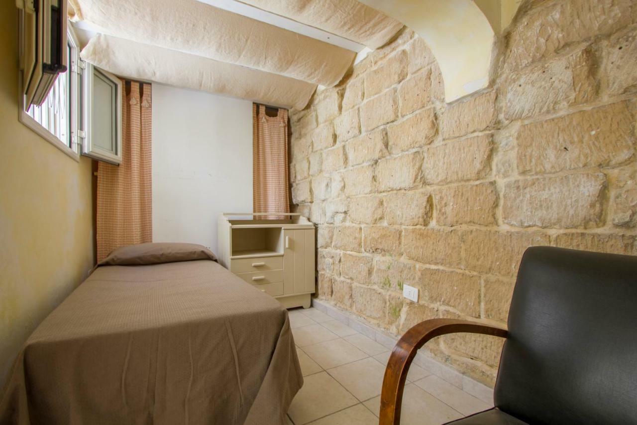 Explore The Historic City On Foot From An Old Town House Лечче Экстерьер фото